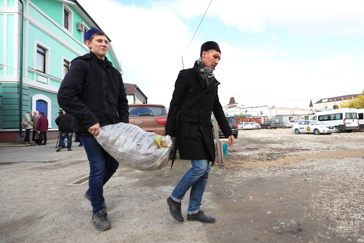 Раздача гушр-садакиФото: © Михаил Захаров / «Татар-информ»
