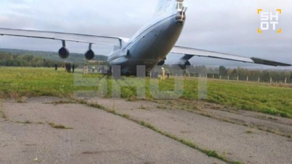    Аварийная посадка Ил-76 в красноярском аэропорту. Источник: Telegram-канал SHOT