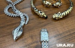     Мужчина незаконно провозил наручные часы марки Longines, ожерелье в виде змеи от Tiffany&Co и кольцо из желтого металла от BVLGARI пресс-служба Федеральной таможенной службы