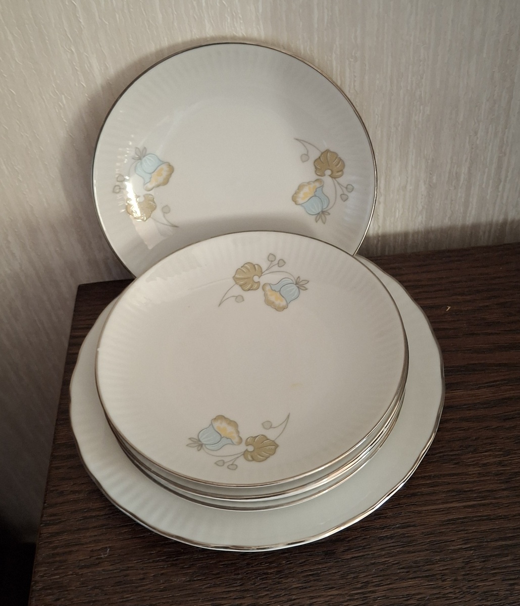 Фото автора. Внизу блюдце, розетки сверху. На фото кажутся большими, на самом деле  около  10 см в диаметре.