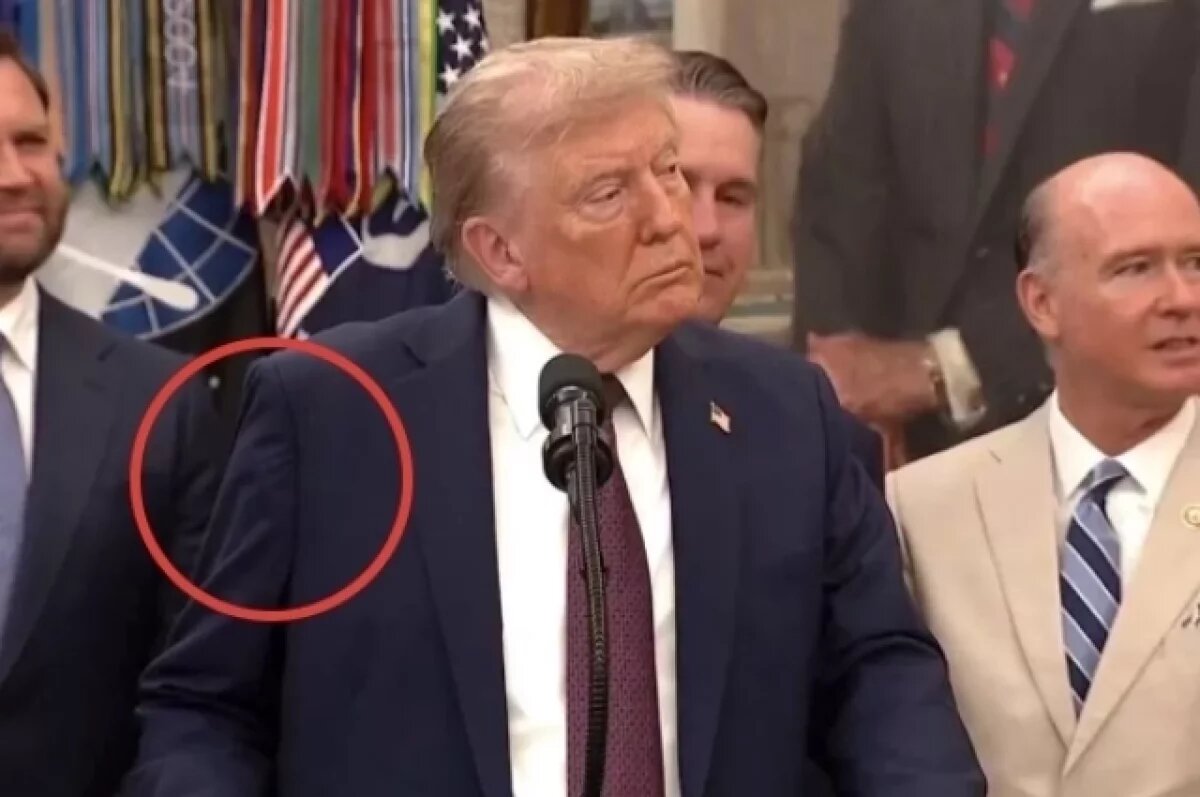    IS: странная шишка под костюмом Трампа вызвала новые слухи о его здоровье