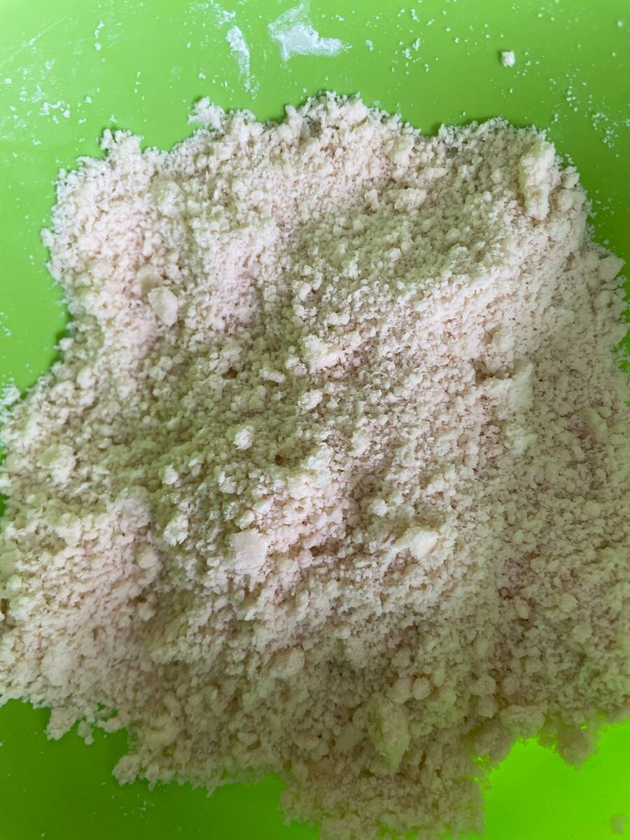 Перетёрла холодное сливочное масло с мукой, разрыхлителем и солью — получилась рассыпчатая крошка.