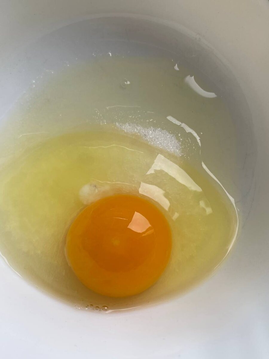 Яйцо соединила с сахаром — это основа для связывания теста.
