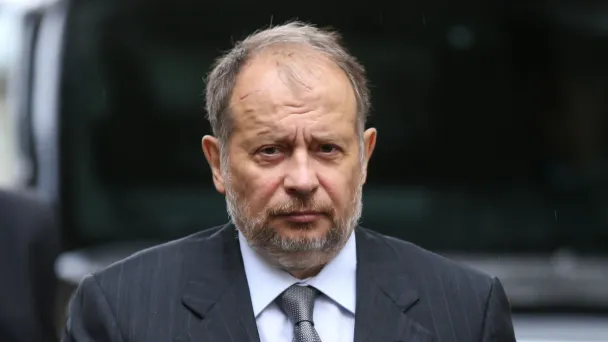 Владимир Лисин. №1 в 2022 году с состоянием в 18,4 млрд долларов. Он же №4 в 2025 году с состоянием 26,5 млрд долларов. 