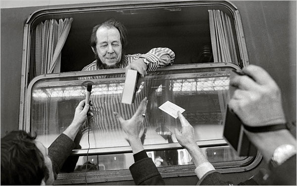 Турне по Европе, общение с прессой из окна вагона. 1973 год.