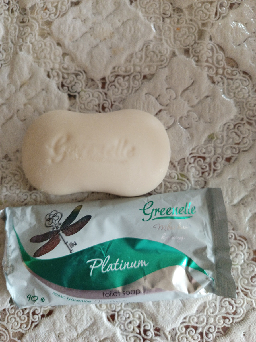 Мыло белого цвета в форме косточки. Мылится шикарно, пенка нежная, кремовая. Белый налёт не оставляет и кожу не сушит. В мыльнице не раскисало и не трескалось.