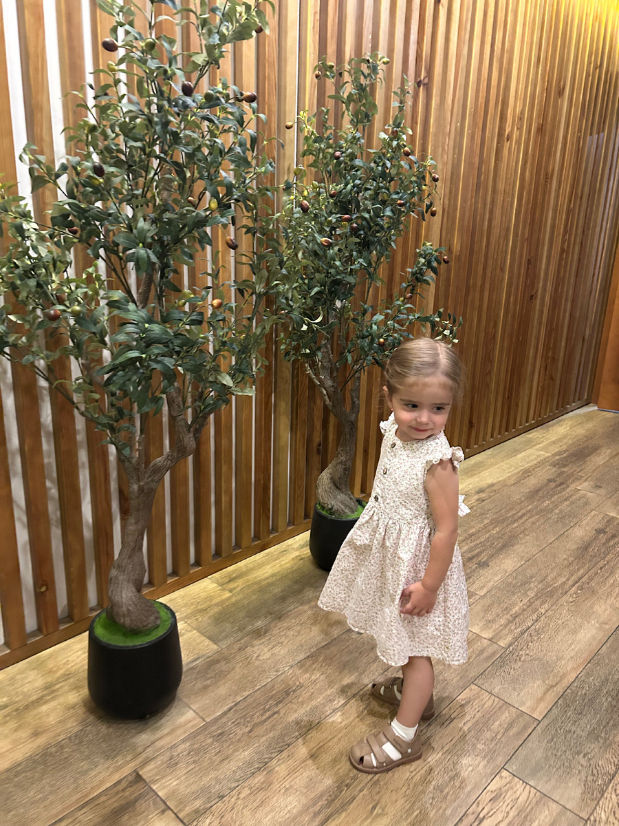 Платье тоже нарядное!