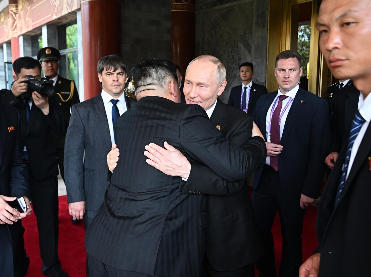    Президент РФ Владимир Путин и председатель государственных дел КНДР Ким Чен Ын после встречи в Пекине© РИА Новости / Сергей Бобылев