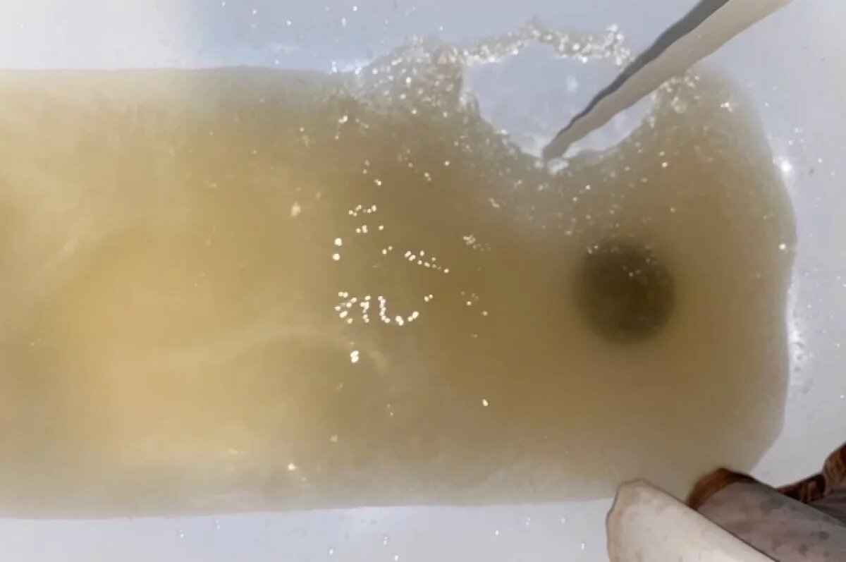    Жители Синегорска вновь жалуются на грязную воду из-под крана