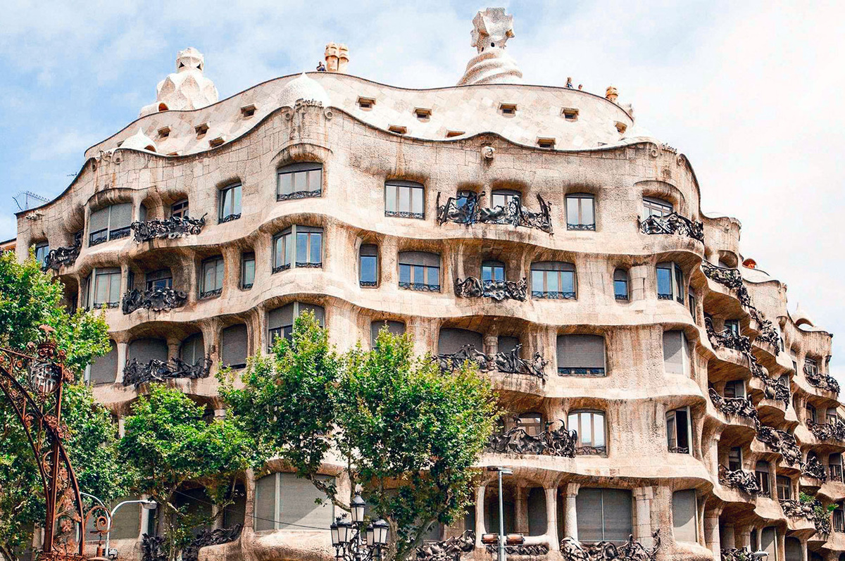 Антонио Гауди. Дом Мила. Барселона, 1906-1910 гг.