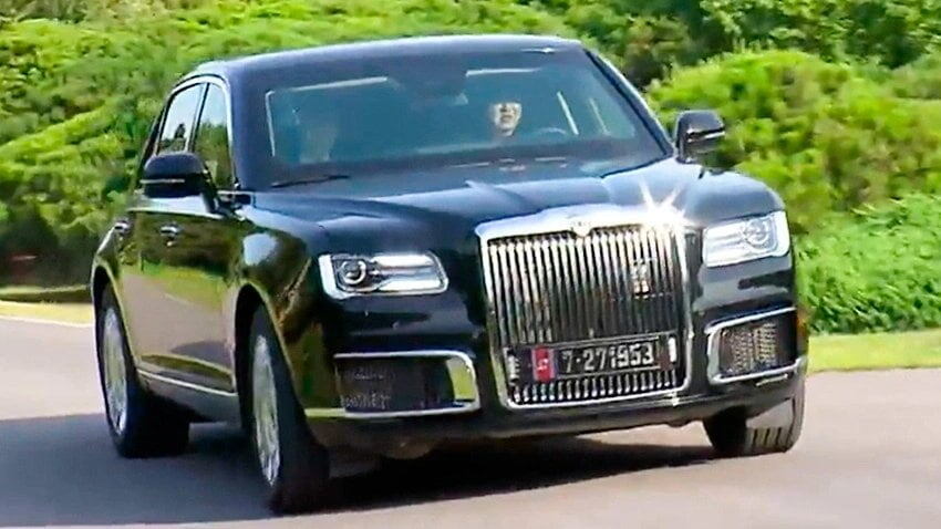   Владимир Путин и Ким Чен Ын на подаренном лидеру КНДР Aurus