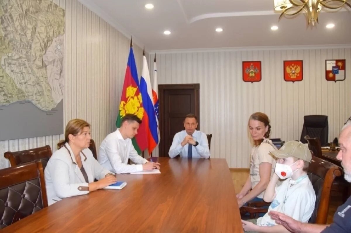    Валя Королев с отцом в кабинете мэра Прошунина.