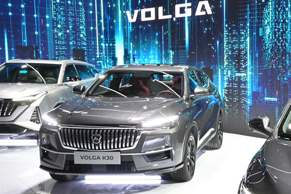   Новые автомобили Volga C40 и К30 в павильоне марки на выставке IX конференции «Цифровая индустрия промышленной России» в Нижнем Новгороде / Александр Астафьев/РИА Новости