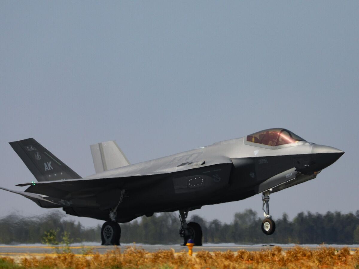    Истребитель-бомбардировщик F-35© РИА Новости / Нина Падалко