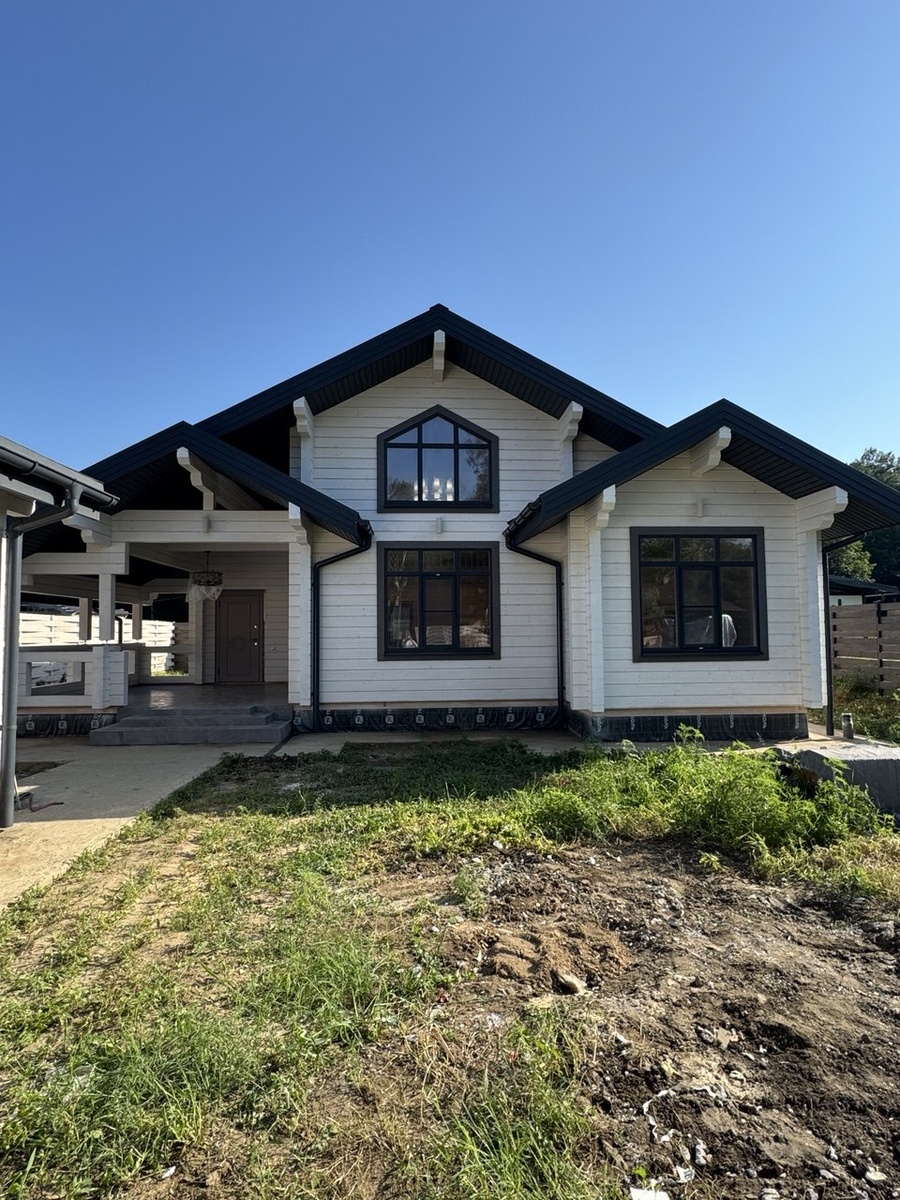 На фото: работа компании Wood home (дом клеёного бруса и оцилиндрованного бревна)