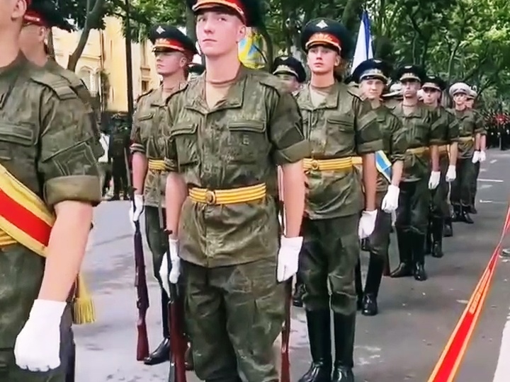 «Хочу замуж за русского!» — что творится во Вьетнаме перед военным парадом