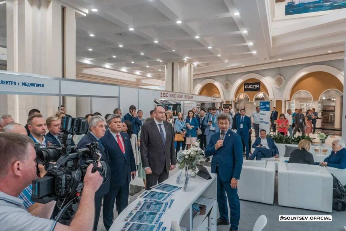     Евгений Солнцев представил инвестиционный потенциал нефтегазовой отрасли на специализированном форуме Оренбуржье
📷    Евгений Солнцев представил инвестиционный потенциал нефтегазовой отрасли на специализированном форуме Оренбуржье
