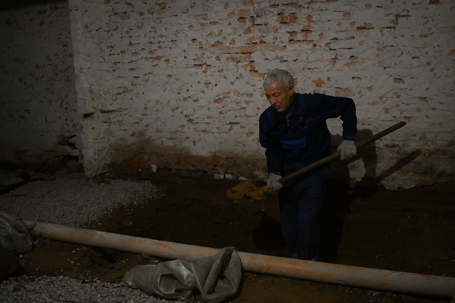 Труба под полом аварийная, необходимо срочно вскрыть покрытие