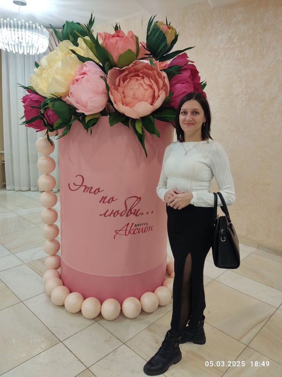 Это просто фото с подружками ходили на концерт, но это было ещё весной. Надо повторить, полезно выходить иногда из дома.