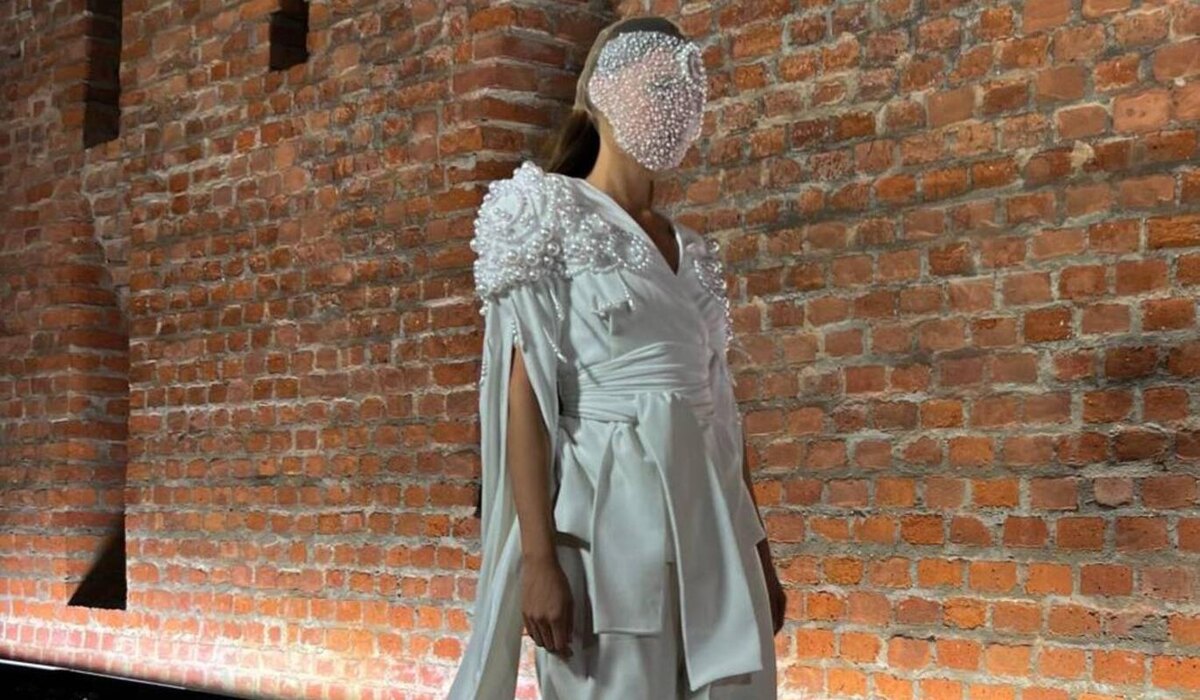     "Мета-сказка" Alena Akhmadullina: как прошел юбилейный показ бренда на Китайгородской стене