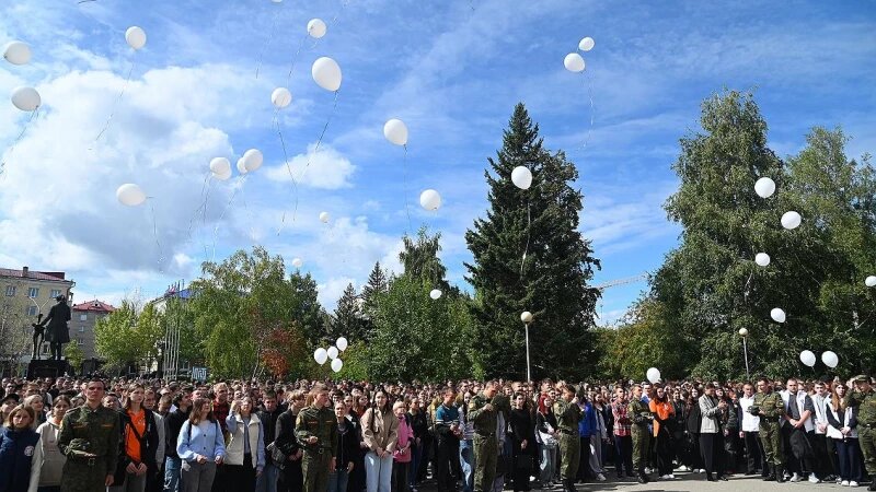     Памятную акцию провели перед главным корпусом АлтГТУ в День солидарности в борьбе с терроризмом. Мэрия Барнаула