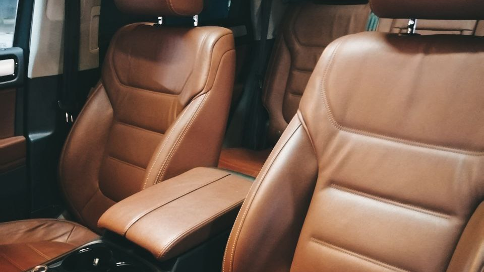 Кожа трескается, ткань быстро пачкается и пахнет — какой салон прослужит дольше и легче переживёт повседневность?