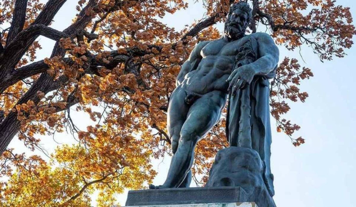     Скульптура в Екатерининском парке. Источник: kp.ru Автор фото: Олег Золото