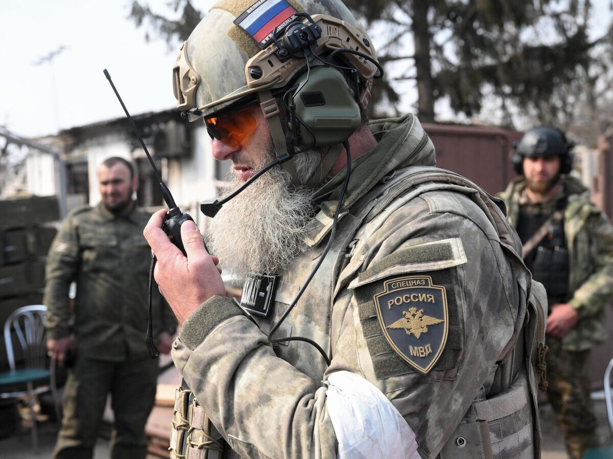    Командир полка полиции специального назначения имени Героя России А. А. Кадырова МВД по Чеченской Республике герой РФ Замид Чалаев во время зачистки жилого сектора в Левобережном районе Мариуполя© РИА Новости / Илья Питалев