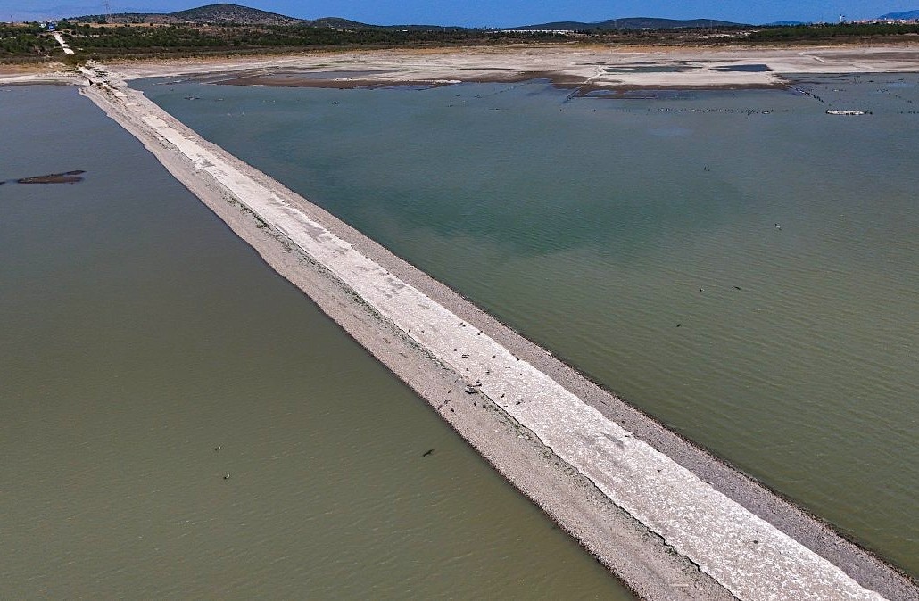 Старая дорога Измир-Чешме, которая открылась из-за падения уровня воды.   