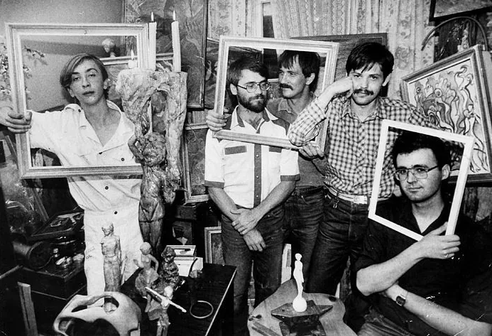 Художники «Тихой мансарды». Слева направо: Юрий Эсауленко, Александр Маркин, Валерий Танчица, Александр Боровец, Александр Клименов. 1987 год. Фото из архива Михаила Чурилова, «Вечерний Барнаул».