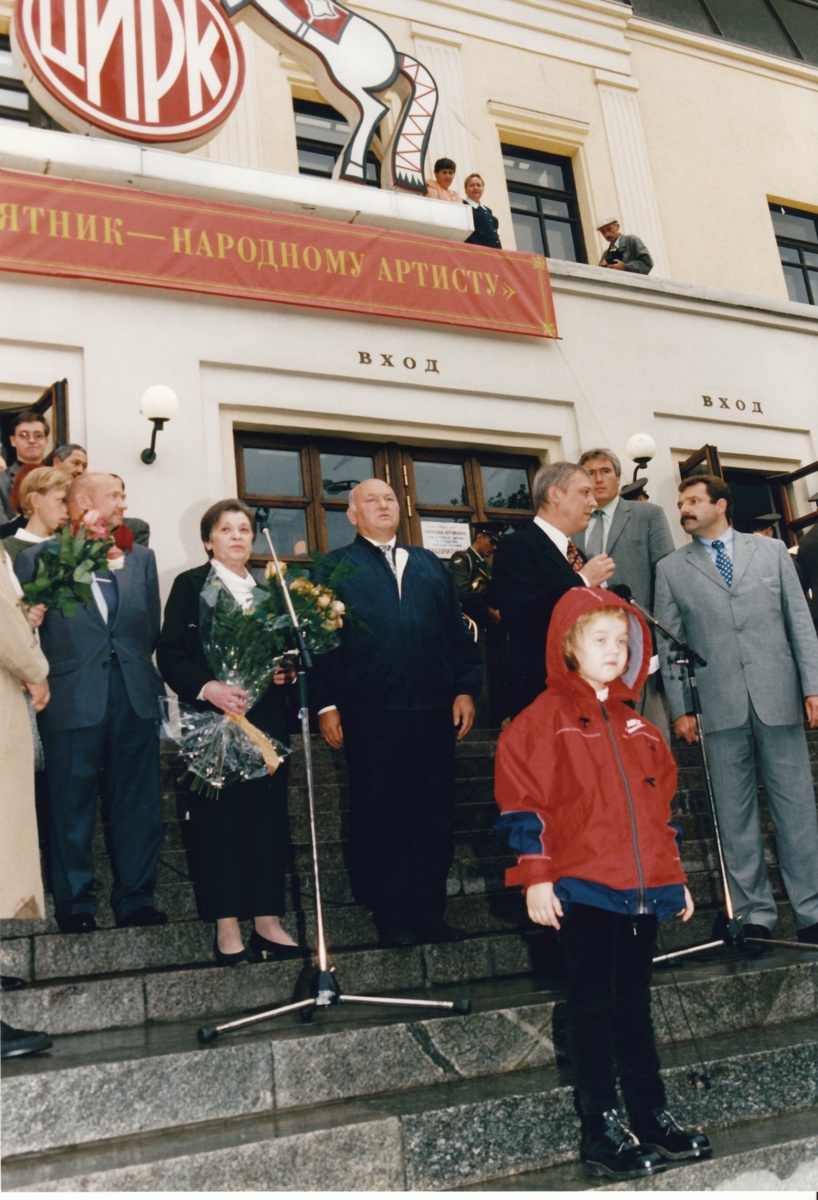 3 сентября 2000 года, ровно 25 лет назад был открыт памятник Юрию Никулина напротив цирка.
Автором памятника выступил скульптор Александр Рукавишников. 
