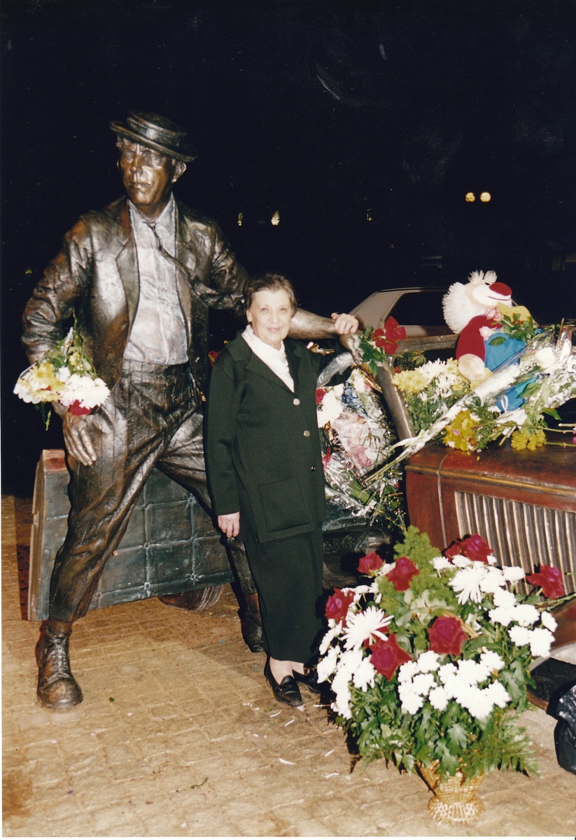 Скульптурная композиция представляет собой бронзовую фигуру Никулина, садящегося в кабриолет Adler Trumpf – тот самый автомобиль, который снимался в фильме «Кавказская пленница». Артист запечатлен в своем фирменном образе: в клоунском пиджачке, галстуке и шляпе-канотье.