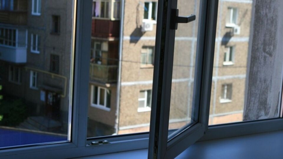    Многоэтажка. Окно. Источник: pixabay.com