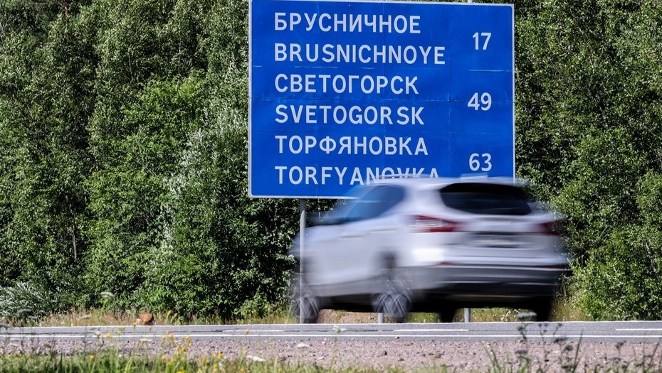    Дорожный указатель с расстояниями до КПП на границе России и Финляндии. Ленинградская область. Автор фото: Александр Демьянчук/ТАСС