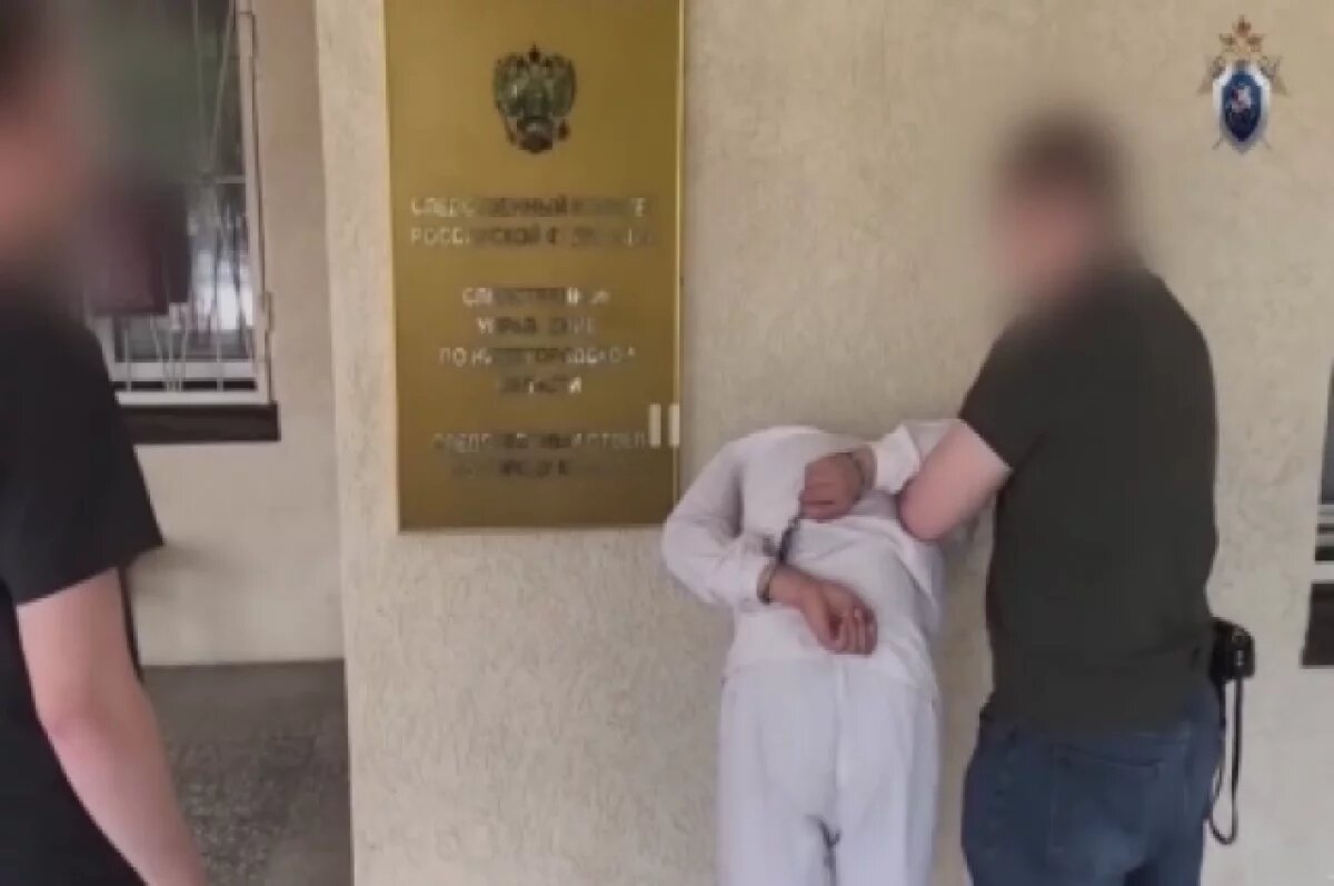    Заманил в гаражи.