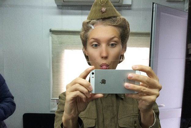 Кадр со съемки. Видимо Кристина Асмус входит в роль.