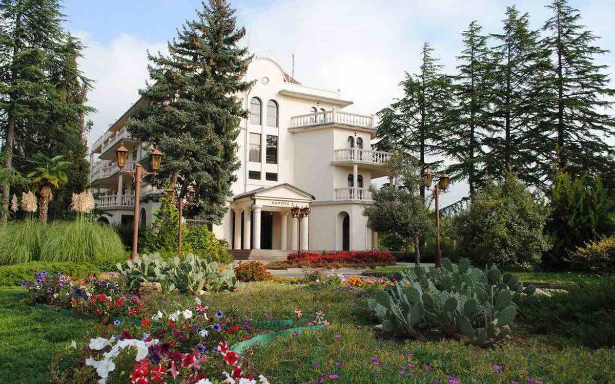    Газпром продает санаторий «Юг» на Черноморском побережье за 2 млрд рублей Фото: телеграм-канал «Санаторий «Юг»