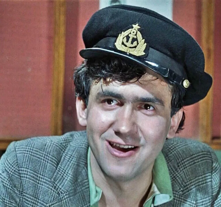 Станислав Садальский в роли Кирпича. Его образ срисовали с вора-карманника Саши Шорина (Александра Прокофьева), но Садальский сыграл, конечно, колоритнее. В криминальной Москве Прокофьева считали легендой - он влиял на конфликты и участвовал в судьбе многих воровских династий.