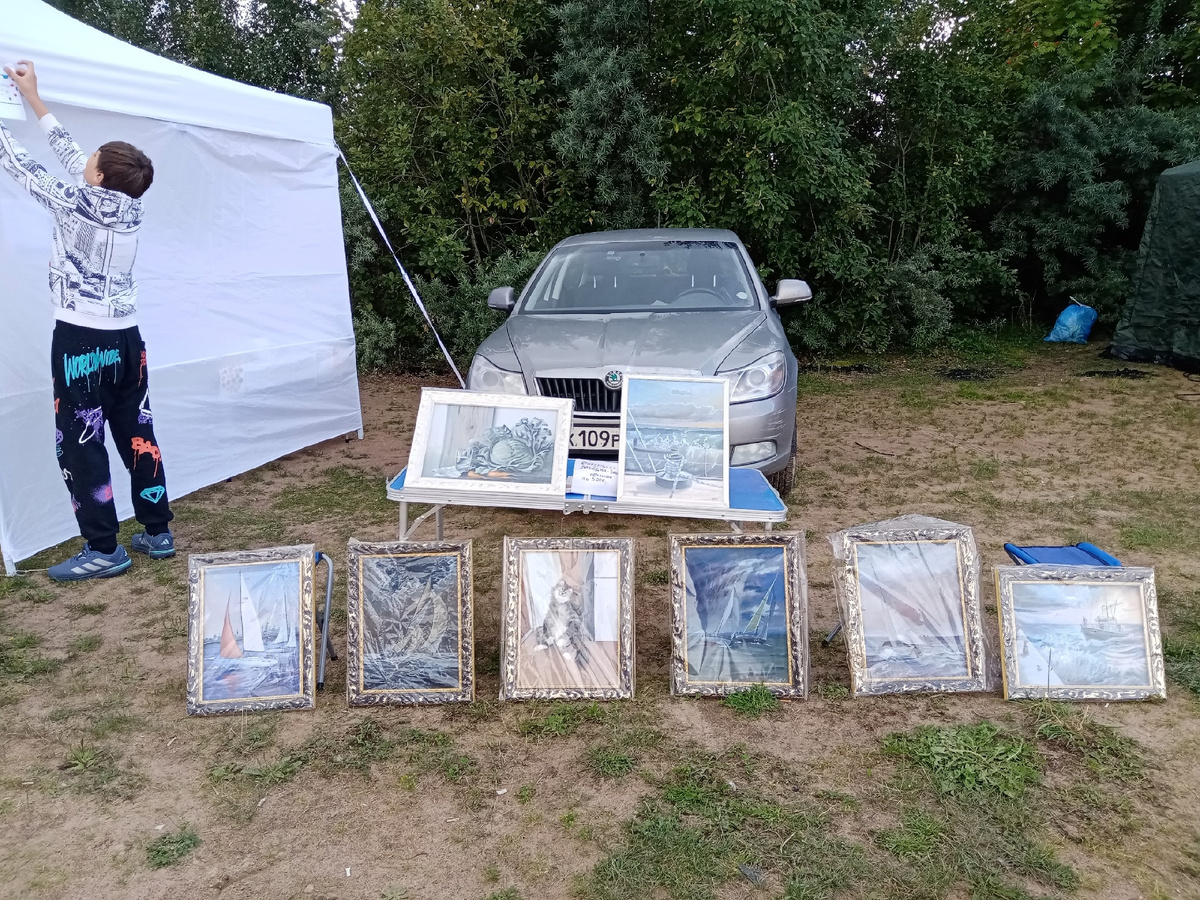 Выставила всего 8 картин, которые удалось упаковать от дождя.