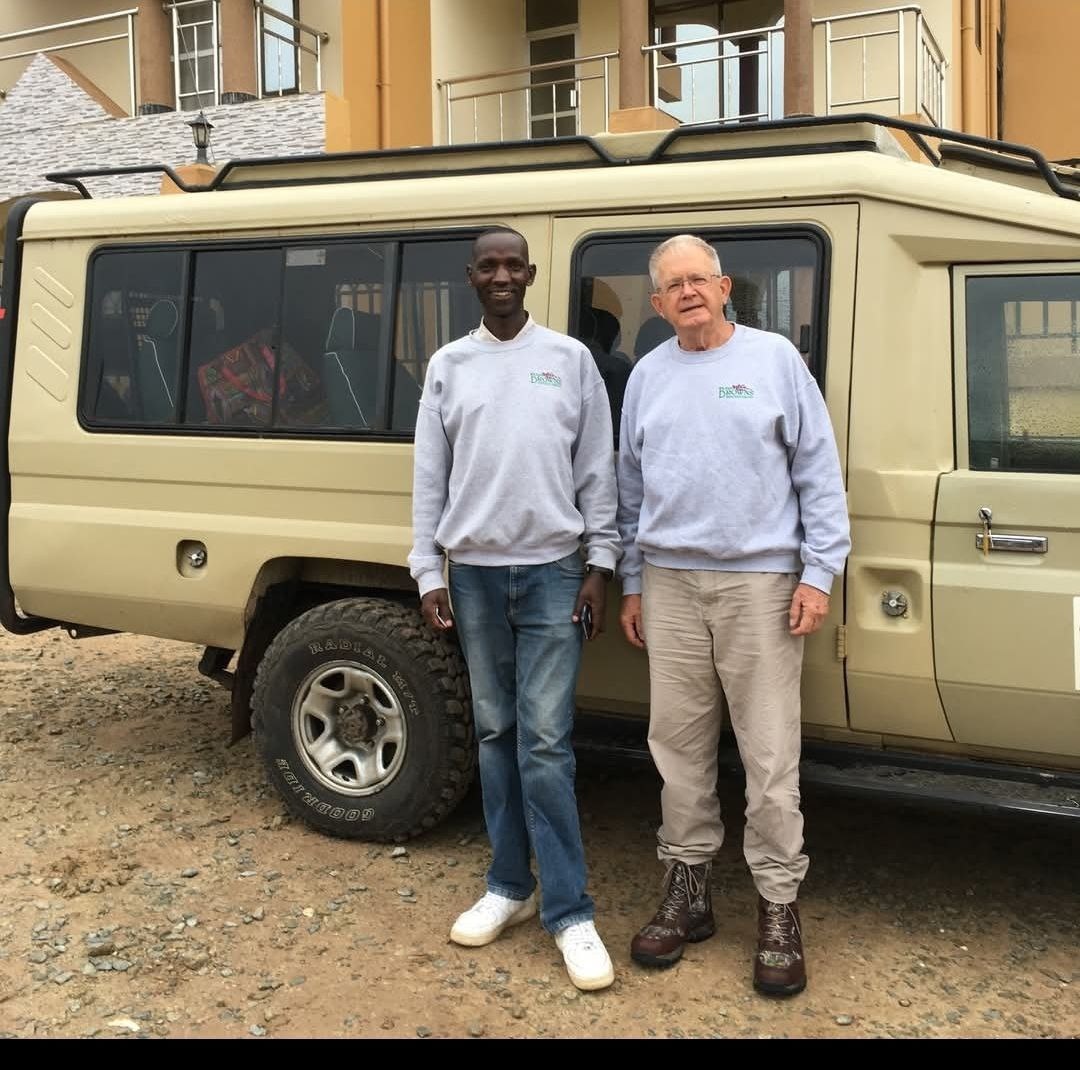 Барри Ингер с помощником в экспедиций по Танзании. Фото: Facebook* из архива Барри Ингера *Признаны экстремистскими организациями и запрещены на территории РФ