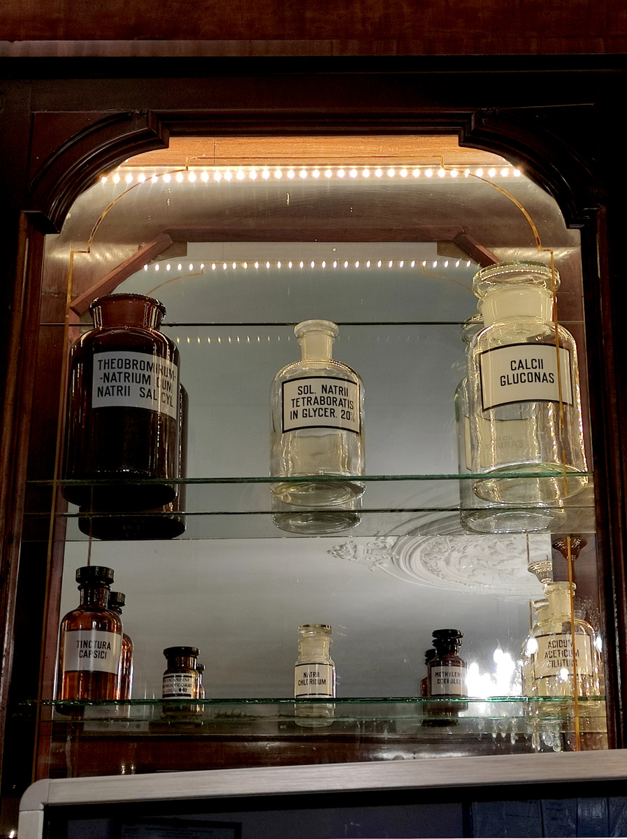 Одна из витрин аптеки. Фото автора статьи.