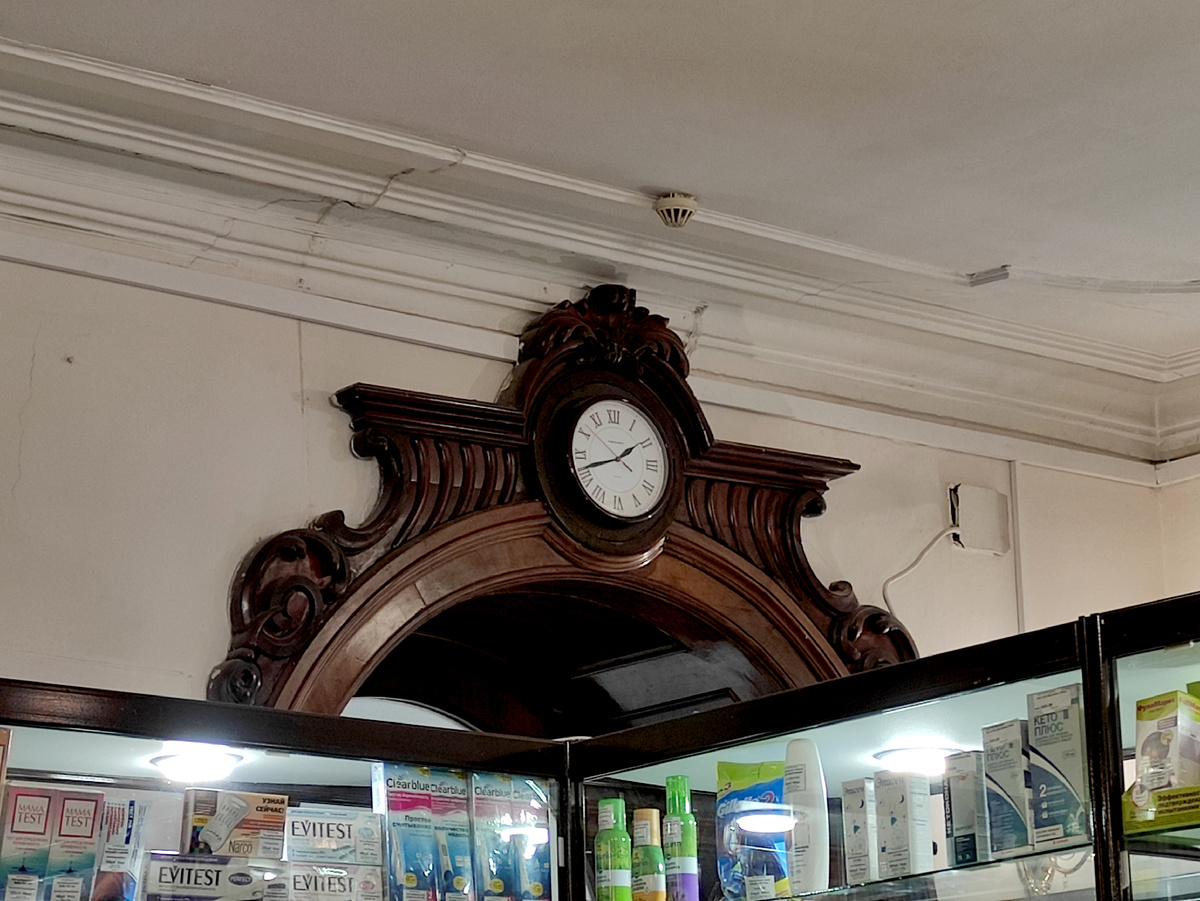 Арка с часами. Фото автора статьи.