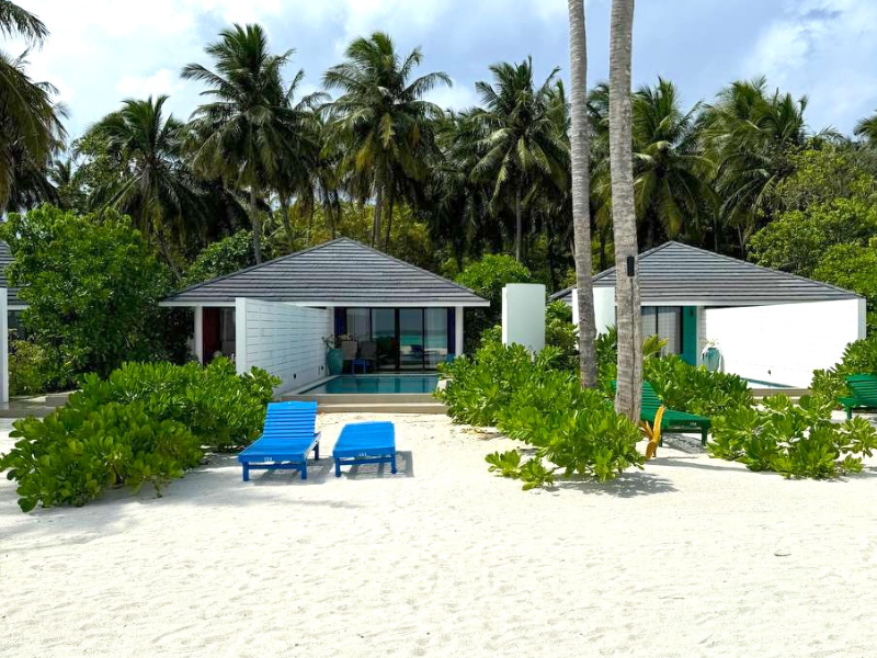 на фото: вилла с приватным бассенойм на Мальдивских островах