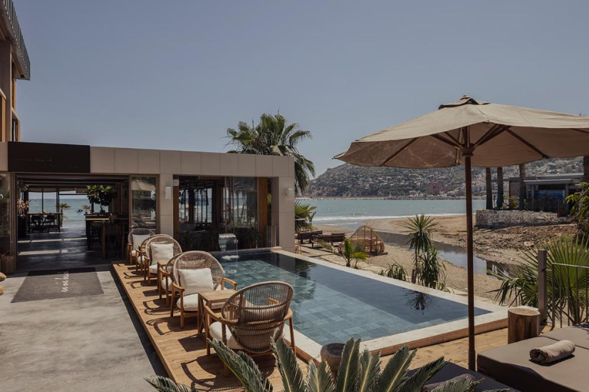 Бассейн, за ним - ресторан для завтрака, за ним - выход на пляж к лежакам