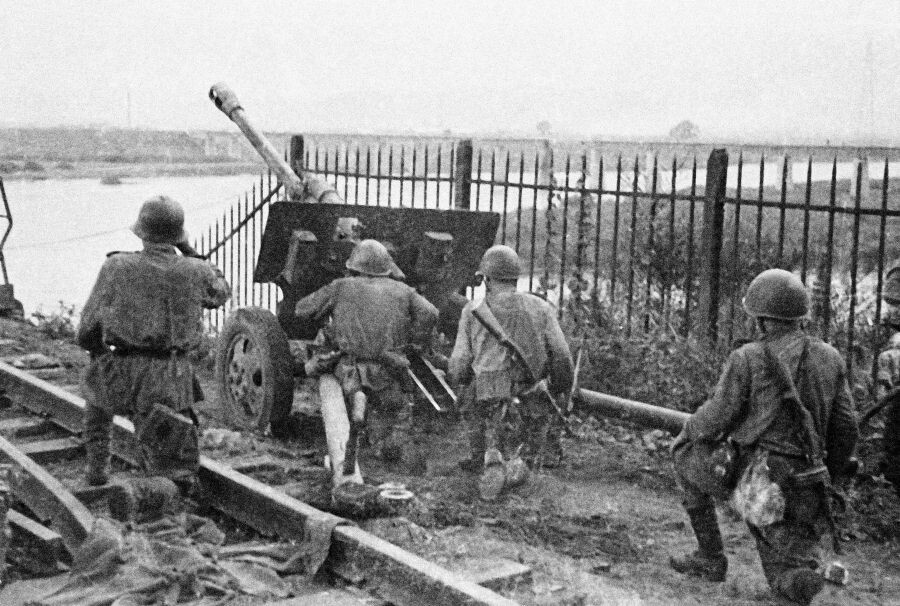    Войска Дальневосточного фронта ведут бой за город Муданьцзян в провинции Хэйлунцзян / Источник: © Александр Становов/РИА Новости