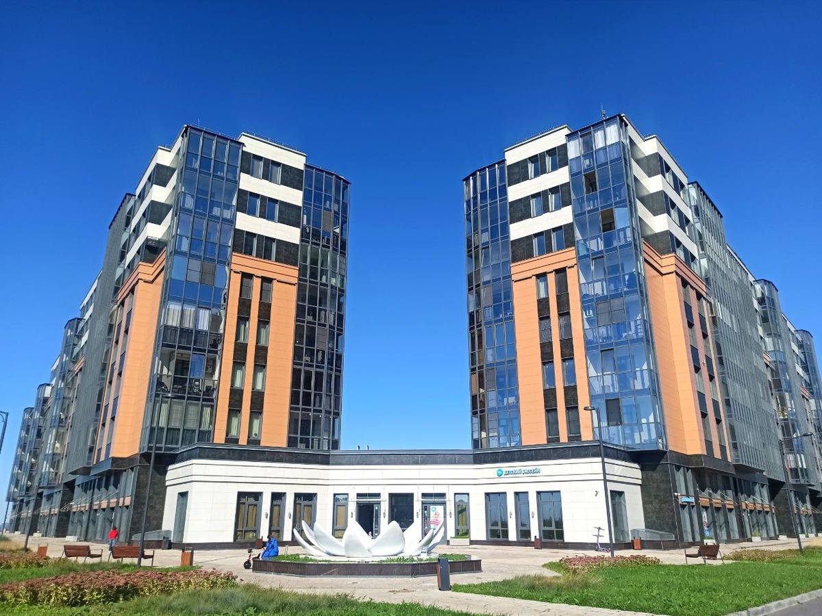 Малоэтажный ЖК Лотос Клаб в сегменте премиальной недвижимости на побережье Финского залива в городе Санкт-Петербурге.