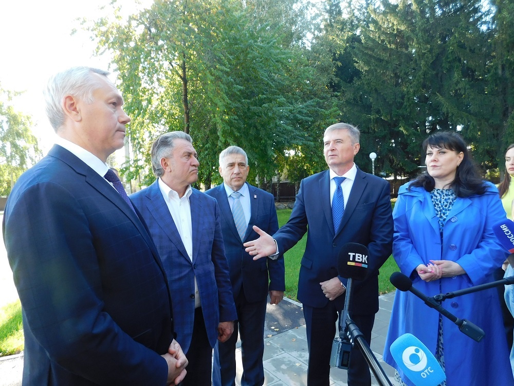    У мемориального комплекса в селе Лебедевка. Фото Анны Зубаревой