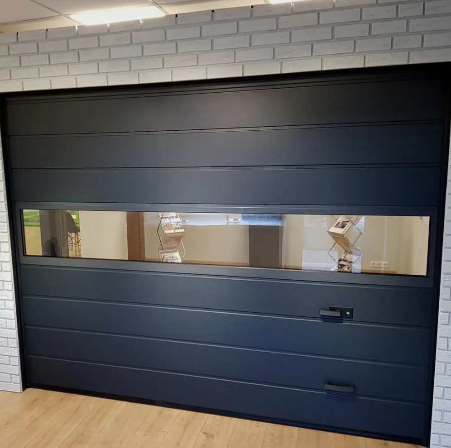 Секционные ворота с окнами