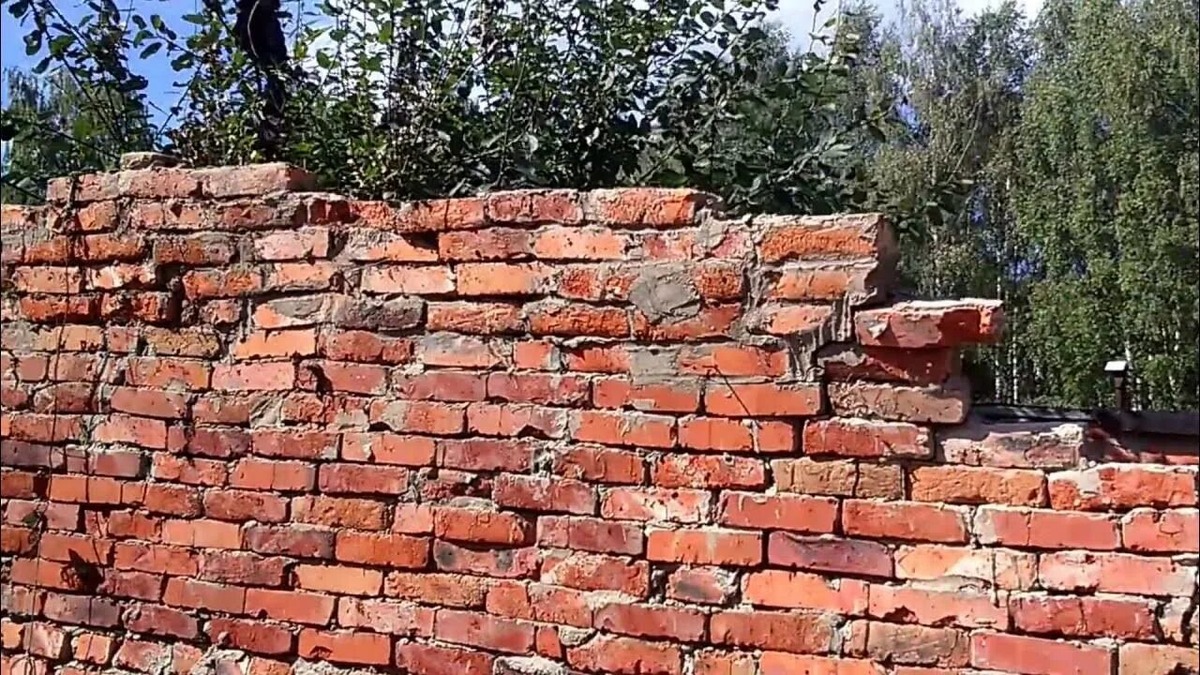 Вот почему. Это забавный, но тем не менее, пример неровной кладки. 