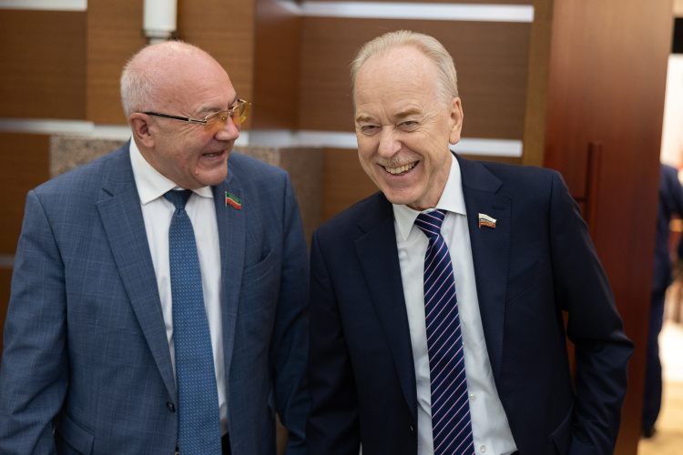    С 2022-го Терентьев (справа) является членом Совфеда, куда он пришел на смену Ленару Сафину.   
Фото: «БИЗНЕС Online»